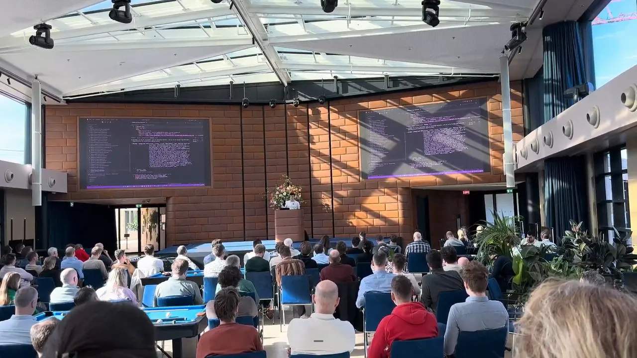 Wouter spreekt 127 developers toe op het AFAS-hoofdkantoor.