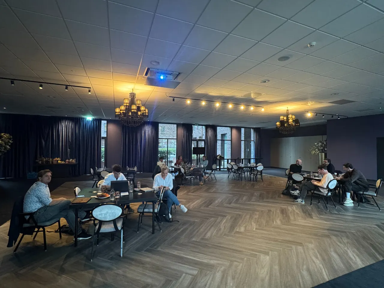 Deelnemers werken in groepen tijdens een TwoFeetUp-hackathon.