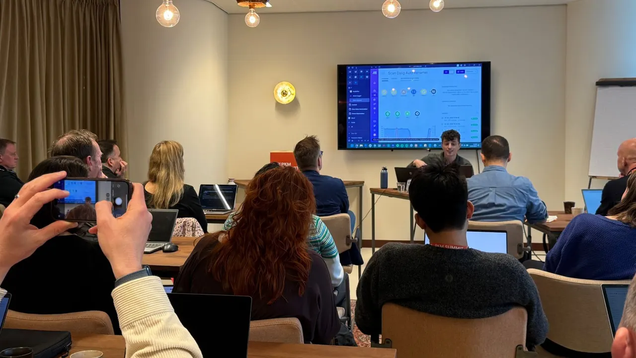 Wouter geeft een live demo voor een klant tijdens een TwoFeetUp-workshop.